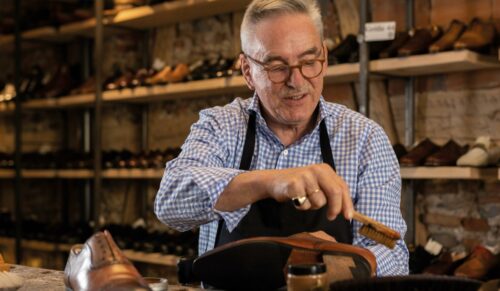 Hier putzt der Chef: Gründer Bernd Herkenrath pflegt seine Leidenschaft. (Foto: Frank Tusch/Sulzburg für Classic Shoes Staufen)