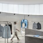 Der Flagship-Store hat einen unverkennbaren Look, dieser lässt sich dank der neutralen Farben aber auch gut mit Pop-Up-Aktionen und Events verbinden. (Foto: CreatAR Images/Kokaistudios)