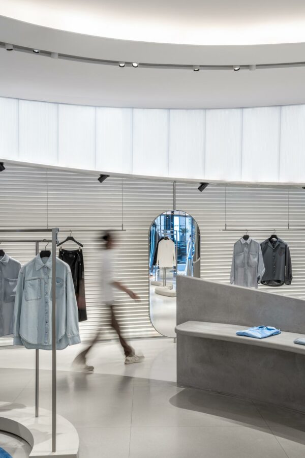 Der Flagship-Store hat einen unverkennbaren Look, dieser lässt sich dank der neutralen Farben aber auch gut mit Pop-Up-Aktionen und Events verbinden. (Foto: CreatAR Images/Kokaistudios)