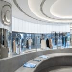 Der Flagship-Store hat einen unverkennbaren Look, dieser lässt sich dank der neutralen Farben aber auch gut mit Pop-Up-Aktionen und Events verbinden. (Foto: CreatAR Images/Kokaistudios)