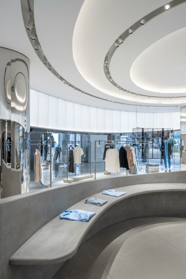 Der Flagship-Store hat einen unverkennbaren Look, dieser lässt sich dank der neutralen Farben aber auch gut mit Pop-Up-Aktionen und Events verbinden. (Foto: CreatAR Images/Kokaistudios)