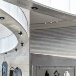 Der Flagship-Store hat einen unverkennbaren Look, dieser lässt sich dank der neutralen Farben aber auch gut mit Pop-Up-Aktionen und Events verbinden. (Foto: CreatAR Images/Kokaistudios)