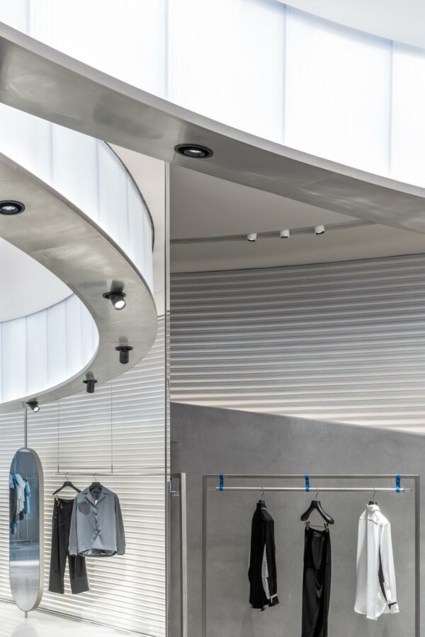 Der Flagship-Store hat einen unverkennbaren Look, dieser lässt sich dank der neutralen Farben aber auch gut mit Pop-Up-Aktionen und Events verbinden. (Foto: CreatAR Images/Kokaistudios)