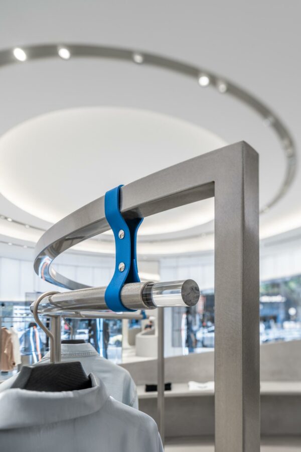 Der Flagship-Store hat einen unverkennbaren Look, dieser lässt sich dank der neutralen Farben aber auch gut mit Pop-Up-Aktionen und Events verbinden. (Foto: CreatAR Images/Kokaistudios)