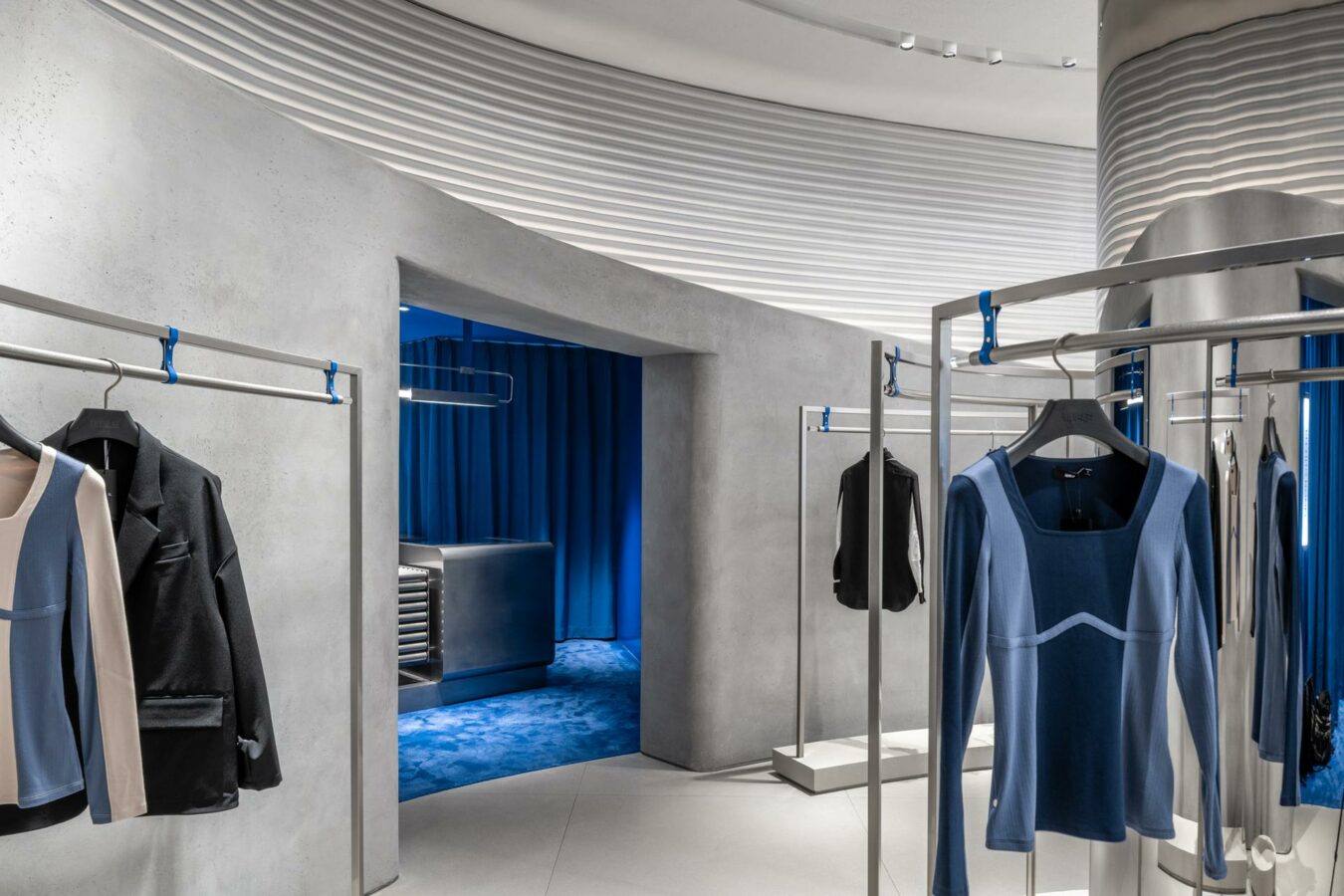 Der Flagship-Store hat einen unverkennbaren Look, dieser lässt sich dank der neutralen Farben aber auch gut mit Pop-Up-Aktionen und Events verbinden. (Foto: CreatAR Images/Kokaistudios)
