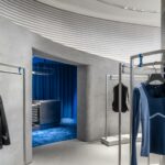 Der Flagship-Store hat einen unverkennbaren Look, dieser lässt sich dank der neutralen Farben aber auch gut mit Pop-Up-Aktionen und Events verbinden. (Foto: CreatAR Images/Kokaistudios)