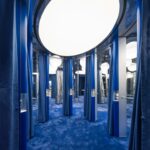 Der Flagship-Store hat einen unverkennbaren Look, dieser lässt sich dank der neutralen Farben aber auch gut mit Pop-Up-Aktionen und Events verbinden. (Foto: CreatAR Images/Kokaistudios)