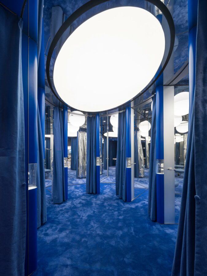 Der Flagship-Store hat einen unverkennbaren Look, dieser lässt sich dank der neutralen Farben aber auch gut mit Pop-Up-Aktionen und Events verbinden. (Foto: CreatAR Images/Kokaistudios)