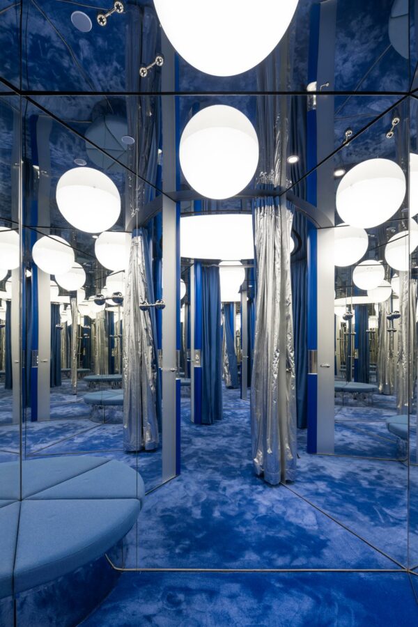 Der Flagship-Store hat einen unverkennbaren Look, dieser lässt sich dank der neutralen Farben aber auch gut mit Pop-Up-Aktionen und Events verbinden. (Foto: CreatAR Images/Kokaistudios)