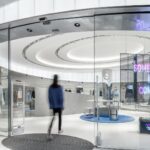 Der Flagship-Store hat einen unverkennbaren Look, dieser lässt sich dank der neutralen Farben aber auch gut mit Pop-Up-Aktionen und Events verbinden. (Foto: CreatAR Images/Kokaistudios)