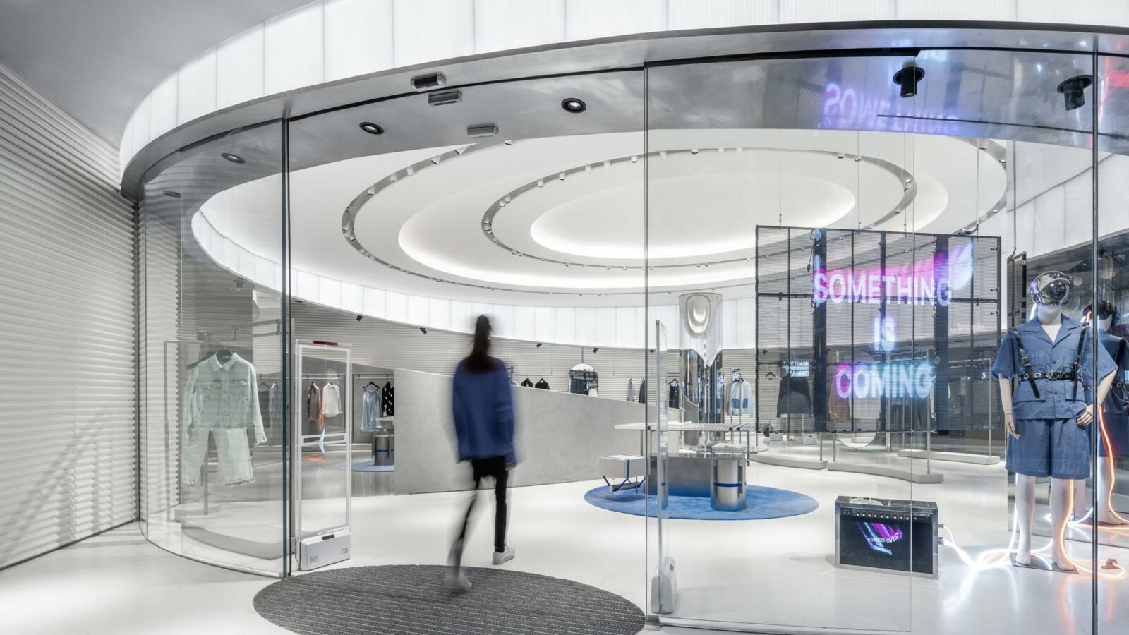 Der Flagship-Store hat einen unverkennbaren Look, dieser lässt sich dank der neutralen Farben aber auch gut mit Pop-Up-Aktionen und Events verbinden. (Foto: CreatAR Images/Kokaistudios)