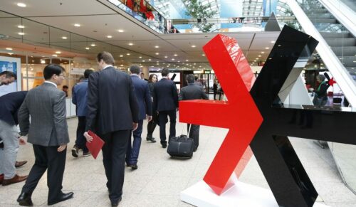 Düsseldorf, DEU, 23.02.2016. EuroCIS 2016 - The Leading Trade Fair for Retail Technology - An der EuroCIS, Europas führende Fachmesse für IT im Handel, vom 23. bis 25. Februar 2016 in Düsseldorf, nehmen 409 Aussteller aus 29 Ländern auf 10.800 m² netto teil. Die Angebotspalette der EuroCIS umfasst Retail Technology in all ihren Formen und Funktionen. Schwerpunktthemen 2016: Omnichannel Handel, Mobile Solutions, Business Intelligence und Analytics. --- EuroCIS, The Leading Trade Fair for Retail Technology, from 23 to 25 February 2016 in Düsseldorf. 409 exhibitors from 29 countries on 10.800 m² net are represented. EuroCIS presents retail technology in all its forms and functions. Key aspects in 2016: Omni-Channel Retail, Mobile Solutions, Business Intelligence and Analytics. Foto: Messe Düsseldorf, Constanze Tillmann. Exploitation right Messe Düsseldorf, M e s s e p l a t z, D-40474 D ü s s e l d o r f, www.messe-duesseldorf.de; eine h o n o r a r f r e i e  Nutzung des Bildes ist nur für journalistische Berichterstattung, bei vollständiger Namensnennung des Urhebers gem. Par. 13 UrhG (Foto: Messe Düsseldorf / ctillmann) und Beleg möglich; Verwendung ausserhalb journalistischer Zwecke nur nach schriftlicher Vereinbarung mit dem Urheber; soweit nicht ausdrücklich vermerkt werden keine Persönlichkeits-, Eigentums-, Kunst- oder Markenrechte eingeräumt. Die Einholung dieser Rechte obliegt dem Nutzer; Jede Weitergabe des Bildes an Dritte ohne  Genehmigung ist untersagt | Any usage and publication only for editorial use, commercial use and advertising only after agreement; unless otherwise stated: no Model release, property release or other third party rights available; royalty free only with mandatory credit: photo by Messe Duesseldorf]