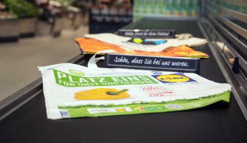 Lidl Deutschland spart ab 2017 jährlich 3500 Tonnen Plastik ein. Lidl Deutschland nimmt Standard-Plastiktüte aus dem Sortiment. Weiterer Text über ots und www.presseportal.de/nr/58227 / Die Verwendung dieses Bildes ist für redaktionelle Zwecke honorarfrei. Veröffentlichung bitte unter Quellenangabe: 