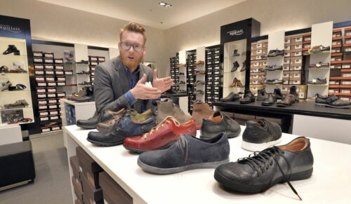 Schuhe kombiniert mit Bekleidung - Zu Gast in der neuen Konsum-Fashionlounge Xquisit im Zentrum von Chemnitz. 
Foto: Volkmar Heinz / volkmar@heinz-report.de