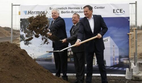 action press Spatenstich Hermes Logistikcenter Berlin-BrandenburgBernd Lueck, Buergermeister Ketzin / Havel (M)Thomas Horst, Geschaeftsfuehrer Hermes Germany R)Dr. Andreas Mattner, MD ECE Projectmanagment (L)am 13.12.2016 in Ketzin / Havel
