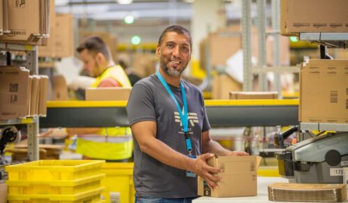 Mitarbeiter von Amazon in einem Logistikzentrum. (Foto: Amazon)