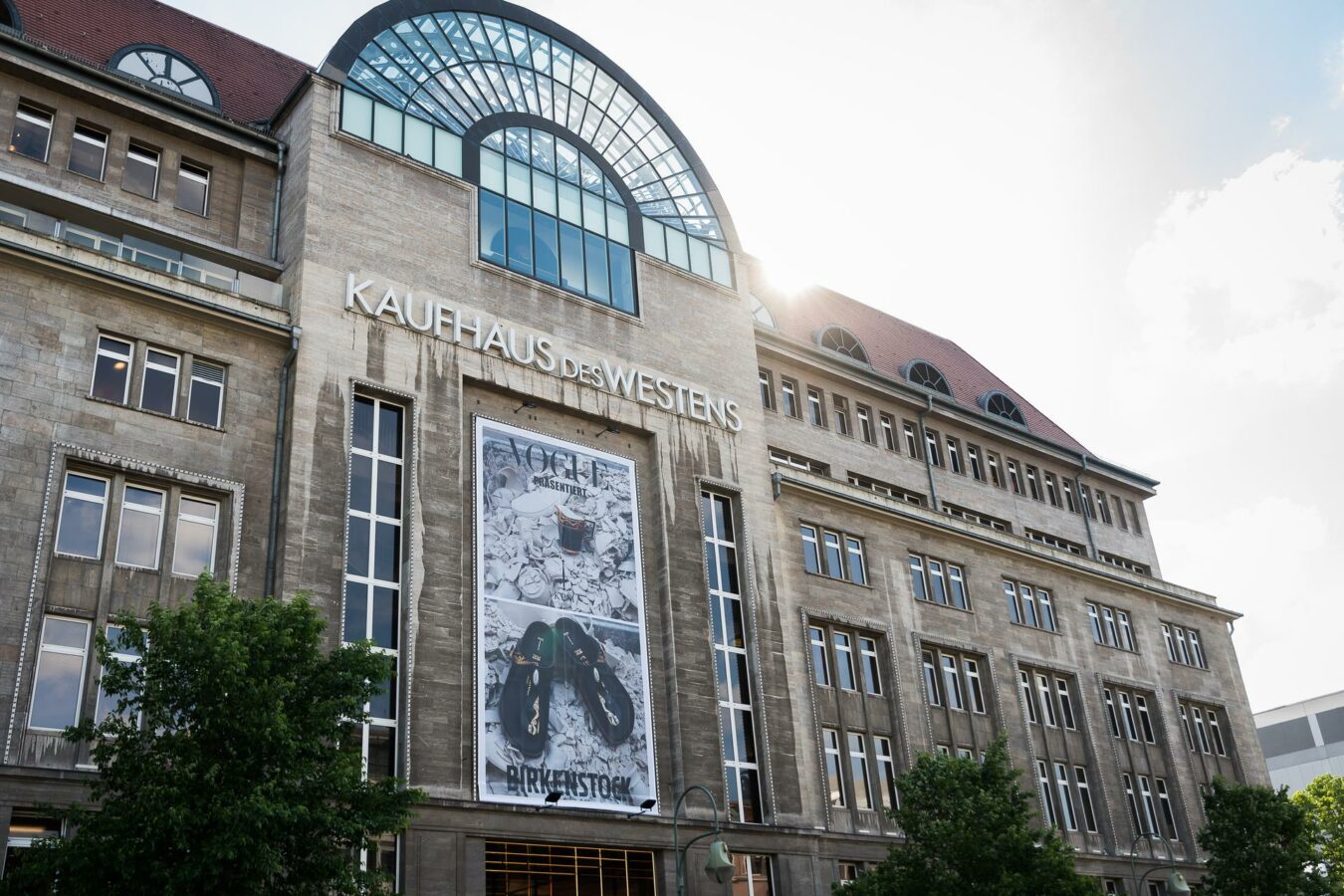 Blowup an der Fassade des KaDeWe anlässlich des Birkenstock x KPM Events in Berlin (Foto: Birkenstock)