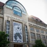Blowup an der Fassade des KaDeWe anlässlich des Birkenstock x KPM Events in Berlin (Foto: Birkenstock)