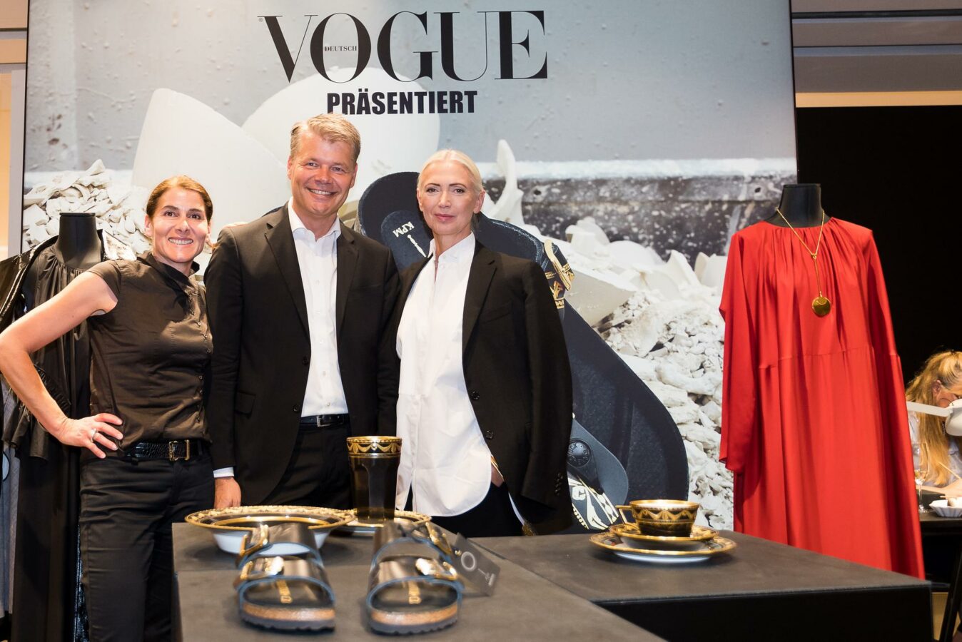 Birkenstock X KPM Cocktail und Dinner Event - Birkenstock CMO Yvonne Piu, KPM Geschäftsführer Bernd Liedtke und Vogue Deutschland Chefredakteurin Christiane Arp. (Foto: Birkenstock)