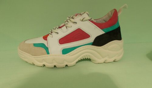 Dad-Sneakers mit starken Farbakzenten sind die Hingucker der Schuhtrends 2019. (Foto: Redaktion/D.A.T.E)