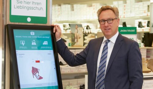 HEINRICH DEICHMANN: Jedes Frühjahr das Gleiche: Im März präsentiert Heinrich Deichmann aktuelle Geschäftszahlen – und regelmäßig werden dabei neue Rekorde aufgestellt. Das galt 2018 auch für die Summe der Investitionen. Insgesamt steckte der Schuhfilialist aus Essen 245 Mio. Euro – davon rund 100 Mio. Euro in Deutschland – in den Ausbau der Infrastruktur und die Digitalisierung. Mit diesen Möglichkeiten ist Deichmann dem Rest der Branche weit voraus.