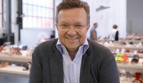 ACHIM GABOR: „Wir wollen gestalten“, sagte Achim Gabor Anfang des Jahres im Interview mit schuhkurier. Gesagt – getan. Im September wurde die neue Digitalisierungseinheit ’Cube‘ eingeweiht. Der neue Online-Marktplatz, an dem Gabor-Händler beteiligt werden, wurde ausgezeichnet. Und das Unternehmen wurde im November vom Wirtschaftsmagazin Brand eins als ’Bester Partner‘ gewürdigt.