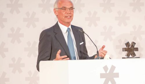 STEFAN STOLITZKA treibt den Umbau von Legero United kraftvoll voran. Neben  Personalentscheidungen schreckt der Unternehmer aus Österreich vor umfangreichen Investitionen schreckt nicht zurück. So steckt Stolitzka bis 2020 50 Mio. Euro in Legero United – allein 30 Mio. Euro fließen in den Bau eines neuen Headquarters vor den Toren von Graz.