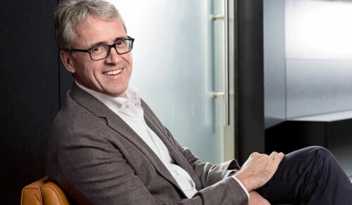 ANDREAS SCHALLER: Wahre Führungsqualität zeigt sich unter anderem in der Fähigkeit zur Selbstkritik. Das eigene Handeln zu hinterfragen – vor dieser Aufgabe stand im Sommer 2018 Andreas Schaller. Der Lloyd-Geschäftsführer musste das Scheitern eines Retail-Experiments am Hamburger Flughafen eingestehen. Wertvoll waren die Erkenntnisse aber nichtsdestotrotz. Lloyd hat in den vergangenen Monaten eine Vielzahl von digitalen Projekten angestoßen. Dass dabei auch mal was schief gehen kann, ist jedoch kein Makel. Wer nichts wagt, der nichts gewinnt.