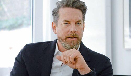 STEFAN FRANK: Er sei angetreten, um das volle Potenzial von Peter Kaiser auszuschöpfen, erklärte Stefan Frank Anfang 2018 im Gespräch mit schuhkurier. In den folgenden Monaten hat  der Pfälzer Worten Taten folgen lassen. Auf Anpassungen in der Kollektionsentwicklung folgte im Sommer der Relaunch des Markenauftritts. Seither präsentiert sich der Traditionshersteller unter dem Claim ’Beautiful since 1838‘.