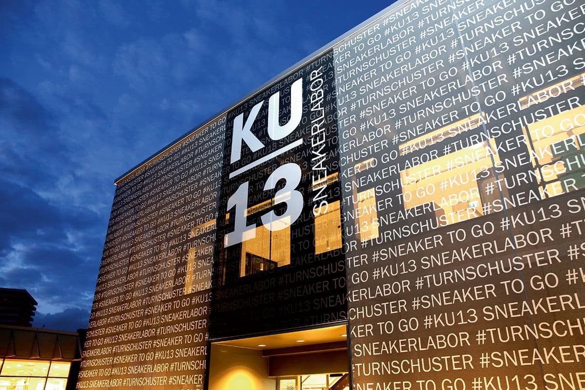 KU13, Kulmbach | Im September ging im fränkischen Kulmbach ein neues Mücke-Konzept an den Start. Das ’Sneakerlabor‘ KU13 setzt auf angesagte Streetwear-Marken in stylischem Ambiente. (Foto: KU13)