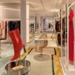 Mytheresa, München | Aus ’Theresa‘ wurde im Mai ’Mytheresa‘. Seit der Eröffnung 1987 gilt der Store als Münchner Institution für Stil, Qualität und Luxus. Das neue architektonische Konzept von Roberto Baciocchi sorgt für eine warme und einladende Atmosphäre auf drei Etagen und 1.200 qm. (Foto: Mytheresa)