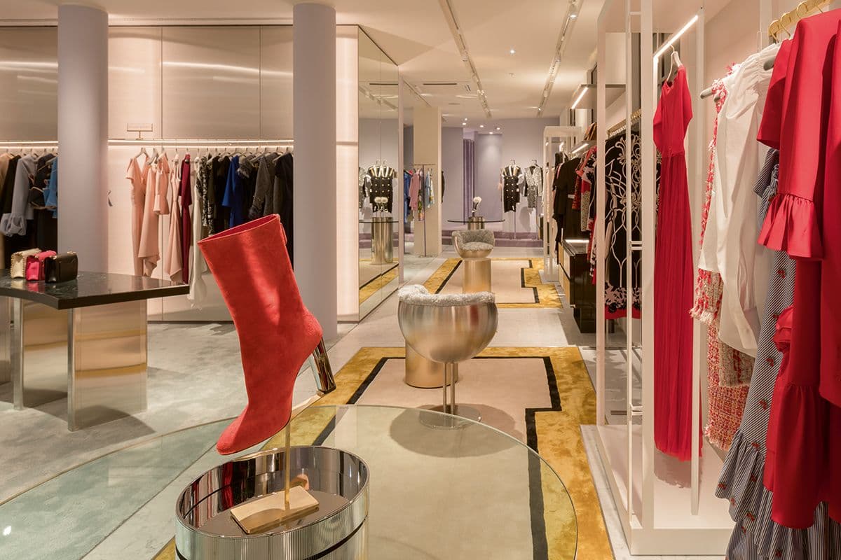 Mytheresa, München | Aus ’Theresa‘ wurde im Mai ’Mytheresa‘. Seit der Eröffnung 1987 gilt der Store als Münchner Institution für Stil, Qualität und Luxus. Das neue architektonische Konzept von Roberto Baciocchi sorgt für eine warme und einladende Atmosphäre auf drei Etagen und 1.200 qm. (Foto: Mytheresa)