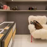 Mytheresa, München | Aus ’Theresa‘ wurde im Mai ’Mytheresa‘. Seit der Eröffnung 1987 gilt der Store als Münchner Institution für Stil, Qualität und Luxus. Das neue architektonische Konzept von Roberto Baciocchi sorgt für eine warme und einladende Atmosphäre auf drei Etagen und 1.200 qm. (Foto: Mytheresa)