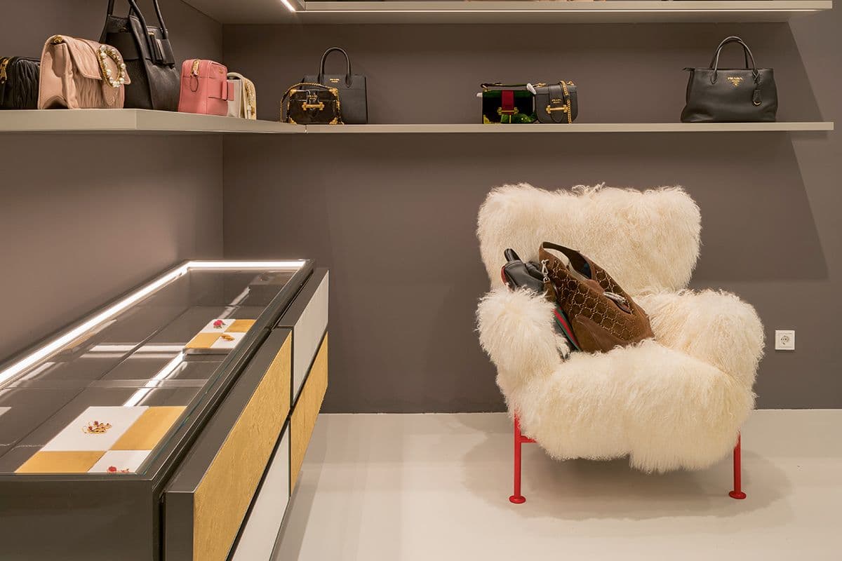 Mytheresa, München | Aus ’Theresa‘ wurde im Mai ’Mytheresa‘. Seit der Eröffnung 1987 gilt der Store als Münchner Institution für Stil, Qualität und Luxus. Das neue architektonische Konzept von Roberto Baciocchi sorgt für eine warme und einladende Atmosphäre auf drei Etagen und 1.200 qm. (Foto: Mytheresa)