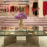 Mytheresa, München | Aus ’Theresa‘ wurde im Mai ’Mytheresa‘. Seit der Eröffnung 1987 gilt der Store als Münchner Institution für Stil, Qualität und Luxus. Das neue architektonische Konzept von Roberto Baciocchi sorgt für eine warme und einladende Atmosphäre auf drei Etagen und 1.200 qm. (Foto: Mytheresa)
