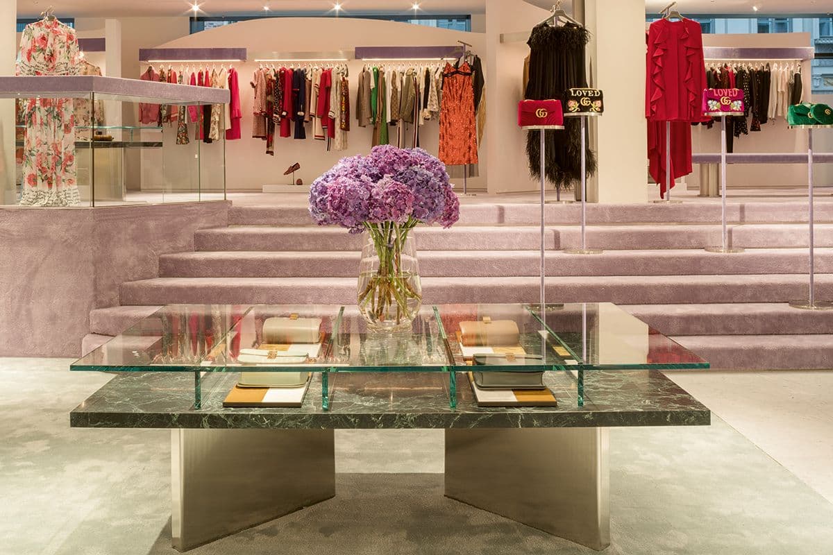 Mytheresa, München | Aus ’Theresa‘ wurde im Mai ’Mytheresa‘. Seit der Eröffnung 1987 gilt der Store als Münchner Institution für Stil, Qualität und Luxus. Das neue architektonische Konzept von Roberto Baciocchi sorgt für eine warme und einladende Atmosphäre auf drei Etagen und 1.200 qm. (Foto: Mytheresa)