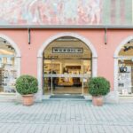 Werdich, Augsburg | Das traditionsreiche Weberhaus in Augsburg erstrahlt seit Frühjahr 2018 in neuem Glanz. Das räumliche Zentrum der Werdich-Filiale bildet eine großzügige Bar sowie ein schweres gepolstertes Ledersofa. (Foto: Werdich)