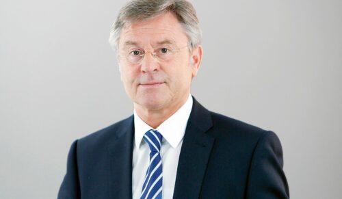 Dr. Siegfried Jacobs, BDSE: „Nicht nur, aber auch im Wettbewerb mit den digitalen Pure-Playern muss sich die Warenverfügbarkeit im Fachhandel ganz klar verbessern. Hier ist er auf die Hilfe seiner Marken-Lieferanten angewiesen. Es geht um Liefer-Timing und Nachbestellmöglichkeiten. Es mutet wie ein Relikt aus vergangenen Tagen an, dass man bei manchen Lieferanten nur in ’Sortimenten‘ kaufen oder nachbestellen kann. Der Handel will keine Abschriften einkaufen, sondern seine Kunden zufriedenstellen. Und das mit überlebensfähigen Erträgen.“