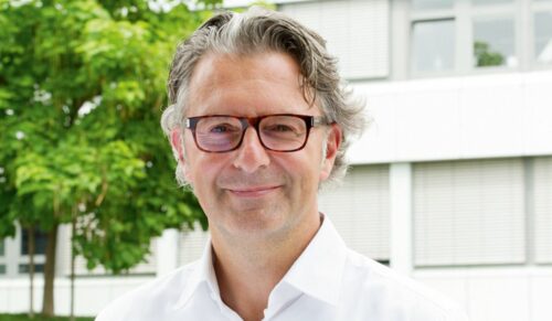 Stephan Krug, Sabu: „Eine Chance sehe ich in neuen Herangehensweisen an die Herausforderungen im Sinne von Sharing Economy. Das ’Lagerdenken‘ muss sich bei allen Beteiligten der Wertschöpfungskette reduzieren. Ziel muss ein gemeinsames Agieren sein, um sich noch strikter am Endkunden, seinen Wünschen und Verlangen auszurichten. Ein Beispiel dafür könnte z.B. die elektronische Regalverlängerung sein. Nicht jeder Hersteller für sich, sondern sämtliche Lieferanten mit Lagerangebot, die gemeinsam auf einer Plattform dem Handel zur Verfügung stehen.“
