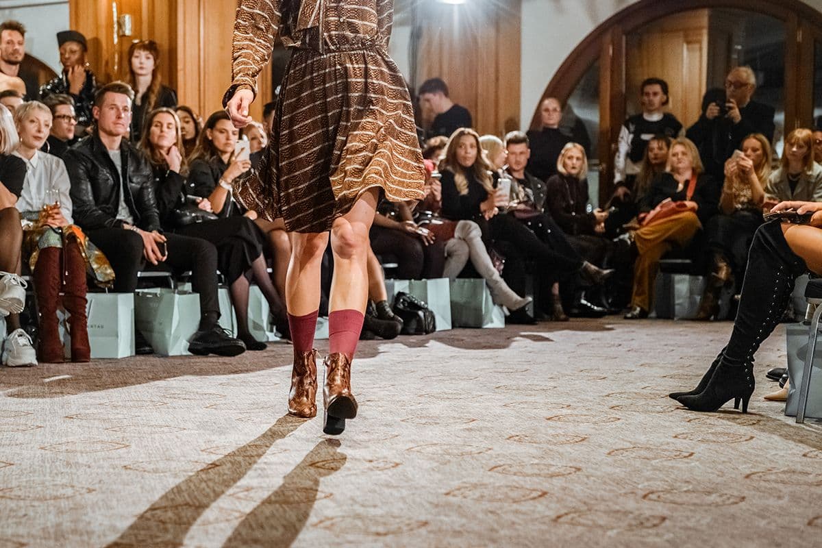 Marcel Ostertag Fashion Show mit Schuhen aus der MarcelOstertag X Tamaris Kollektion (Foto: Robert Schlesinger/Getty Images für Marcel Ostertag)