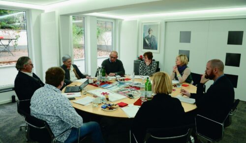 Kinderschuh-Roundtable in Düsseldorf (v.l.n.r.): Stephan Krug, Dagmar Krause, Rudolf Berg, Marlies Hüser, Mirjam Pautz, Helge Neumann, Petra Steinke, Jochen Stemp. (Foto: Redaktion) 
