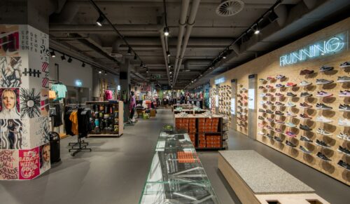 SportScheck hat den neu gestalteten Store in Hamburg eröffnet. (Foto: SportScheck)