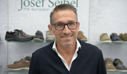 CARL-AUGUST SEIBEL: Als HDS/L-Vorsitzender setzte der Unternehmer während des diesjährigen Symposiums Akzente, indem er mehr Nachhaltigkeit anmahnte. Als Unternehmer sorgte er zum Jahresende für Aufmerksamkeit, indem er den Verkauf der Marke Romika an Deichmann bekannt gab. Als Privatperson engagiert sich Carl-August Seibel unter anderem in Kenia, wo er den Bau einer Schule für 120 Kinder südlich von Mombasa mitfinanzierte.