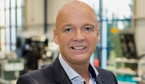 JÜRGEN CÖLSCH, CAPRICE: „Wir werden auch 2020 mutig nach vorne schauen. Internationalisierung, Digitalisierung, Nachhaltigkeit und die Weiterentwicklung unserer Wellness-Patente der „Blue Innovation Line“ werden im Mittelpunkt unserer Aktivitäten stehen. Es gilt, den wohl weiter anhaltenden Turbulenzen am Schuhmarkt mit Tatkraft, Ideenreichtum und Engagement zu begegnen. Dabei wird das Caprice-Team weiter daran arbeiten, mit einer Kombination von patentierten Wellness-Innovationen, hochwertigen Materialien und passformfördernden Macharten den perfekten Schuh für den Alltag zu produzieren.“