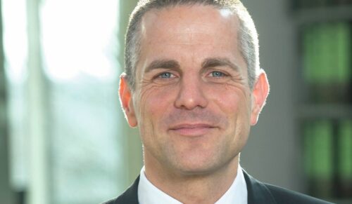 FRIEDRICH WERDICH, SCHUHHAUS WERDICH: „Unserer Einschätzung nach wird auch 2020 für den stationären Einzelhandel erneut ein herausforderndes Jahr werden. Der rasante Veränderungsprozess wird sich weiter fortsetzen. Wir sehen derzeit nur auf Basis einer besonders saisongerechten Witterung Chancen auf signifikante Umsatzsteigerungen.In der Wahrnehmung der Politik findet der mittelständische Einzelhandel mit seiner kulturellen Aufgabe für urbanes Leben zu wenig Beachtung. Das bedeutet, dass der Mittelstand im Wettbewerb mit den übermächtigen datengetriebenen Konzernen großteils auf sich gestellt ist. Wir möchten uns 2020 noch stärker auf die Kernaufgaben des kundenorientierten Fachhandels konzentrieren und parallel hierzu unsere digitale Kompetenz weiter Stück für Stück ausbauen.“