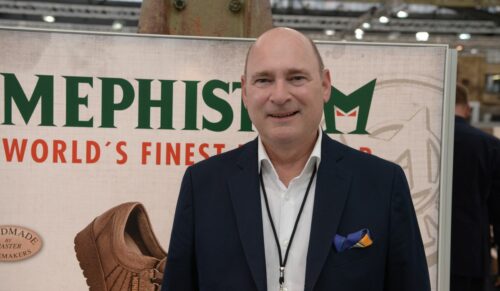 MARTIN HÜBNER, MEPHISTO: „Für 2020 gehen wir für unser Unternehmen von einer weiteren positiven Entwicklung aus – die gute Entwicklung in 2019 und die Auftragseingänge für F/S 20 bestätigen uns in dieser Einschätzung. Unsere Kunden konnten das letzte Jahr durchweg positiv abschließen und geholfen hat dabei auch die starke Nachfrage sowie die hohe Preisstabilität, die unsere verschiedenen Produkte im Markt haben. Neuen Produktentwicklungen sowie den Themen Digitalisierung und Nachhaltigkeit werden wir in 2020 einen besonders hohen Stellenwert einräumen. Für die Branche gehen wir auch im neuen Jahr von weiteren  Konsolidierungsprozessen aus, vermutlich jetzt verstärkt auch auf Anbieterseite. Unsere Kunden wollen wir in 2020 mit klar profilierten und qualitativ hochwertigen Kollektionen und Marken, einem breitem Nachlieferprogramm, individuellen Marketingaktionen und einer sehr fachhandelsorientierten Vertriebspolitik optimal unterstützen.“