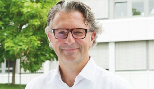 STEPHAN KRUG, SABU: „Von der Politik erwarte ich, dass sie ein positives Umfeld für Menschen, Unternehmertum und Wirtschaft schafft; weniger reden, mehr tun. Zudem hoffe ich auf mehr „Miteinander“ statt „Gegeneinander“ sowie Toleranz, Respekt, Fairness, Ehrlichkeit und Offenheit. Was wir geschäftlich erwarten: Der Strukturwandel wird sich weiter fortsetzen, somit bleibt die Situation komplex und schwer planbar. Für die Branche insgesamt erwarten wir ein leichtes organisches Umsatz- und Margenwachstum. Klar auf den Endkunden ausgerichtete stationäre oder Multichannel-Konzepte werden gewinnen. Das Wachstum im E-Commerce wird sich weiter verlangsamen, der Preiskampf wird sich dort nochmals verstärken. Die Kosten für die Händler werden steigen und somit die eh schon geringen Margen nochmals unter Druck setzen. Viele stationäre Händler werden dieses Geschäftsmodell kritisch prüfen. Die Vertikalisierung der Marken/Hersteller im „Direct to Consumer Geschäft“ wird sich fortsetzen, dies zum Nachteil des Handels. Insgesamt wird 2020 ein anspruchsvolles, herausforderndes und spannendes Jahr.“