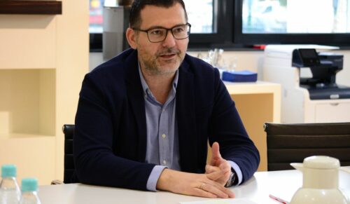 KRESIMIR ZOVAK, ARA: „Das Jahr 2020 wird für Ara ein besonderes Jahr. Wir werden erstmals im TV Werbung für unsere Produkte machen. Wir haben ein extrem innovatives Marketingkonzept mit „Let‘s Dance“ und Frauke Ludowig entwickelt, welches sehr reichweitenstark ist und voll auf unsere Zielgruppe zugeschnitten ist. Für unsere Händler haben wir auch ein sehr attraktives Paket erstellt, welches dem Handel die Möglichkeit gibt, von diesem Investment zu profitieren. Wir wünschen uns einen deutlichen Schub für unsere Marke und natürlich auch für die teilnehmenden Händler. Wir werden weiterhin versuchen, der innovativste Komfortschuhanbieter der Welt zu werden. Dazu haben wir wieder eine ganze Reihe neuer innovativer Produkte für das Jahr 2020 entwickelt. Einen besonderen Fokus werden wir dabei auf unsere Herrenkollektion richten. Hier haben wir seit einigen Saisons eine hervorragende Entwicklung genommen. Für unsere Handelspartner wünsche ich mir ein Jahr ohne große Wetterextreme und mit einer guten Frequenz.“