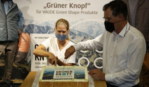 Vaude-Geschäftsführerin Antje von Dewitz und Bundesentwicklungsminister Gerd Müller anlässlich des ersten Geburtstags des „Grüner Knopf“-Siegels. (Foto: Vaude)
