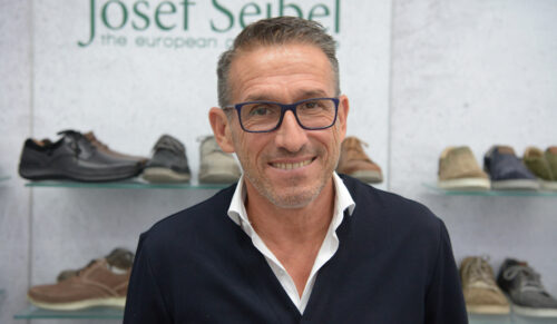 Carl-August Seibel: Der Pfälzer Unternehmer gab sich im Interview mit schuhkurier im August zuversichtlich, „dass wir diese Krise gut überstehen werden.“ Anlass des Gesprächs war die Auszeichnung mehrerer kenianischer Trainees, die eine Intensiv-Ausbildung zum Schuhfertiger bei Josef Seibel in Hauenstein absolviert hatten. Ihr frisch erlangtes Wissen kommt seit November in der Fabrik der Josef Seibel Africa Ltd. zur Anwendung. Dort hat Carl-August Seibel eine „Herzensangelegenheit“ realisiert und eine Schuhfabrik gebaut, in der Schuhe für kenianische Schülerinnen und Schüler hergestellt werden. Zur Eröffnung war der Pfälzer Unternehmer persönlich vor Ort.